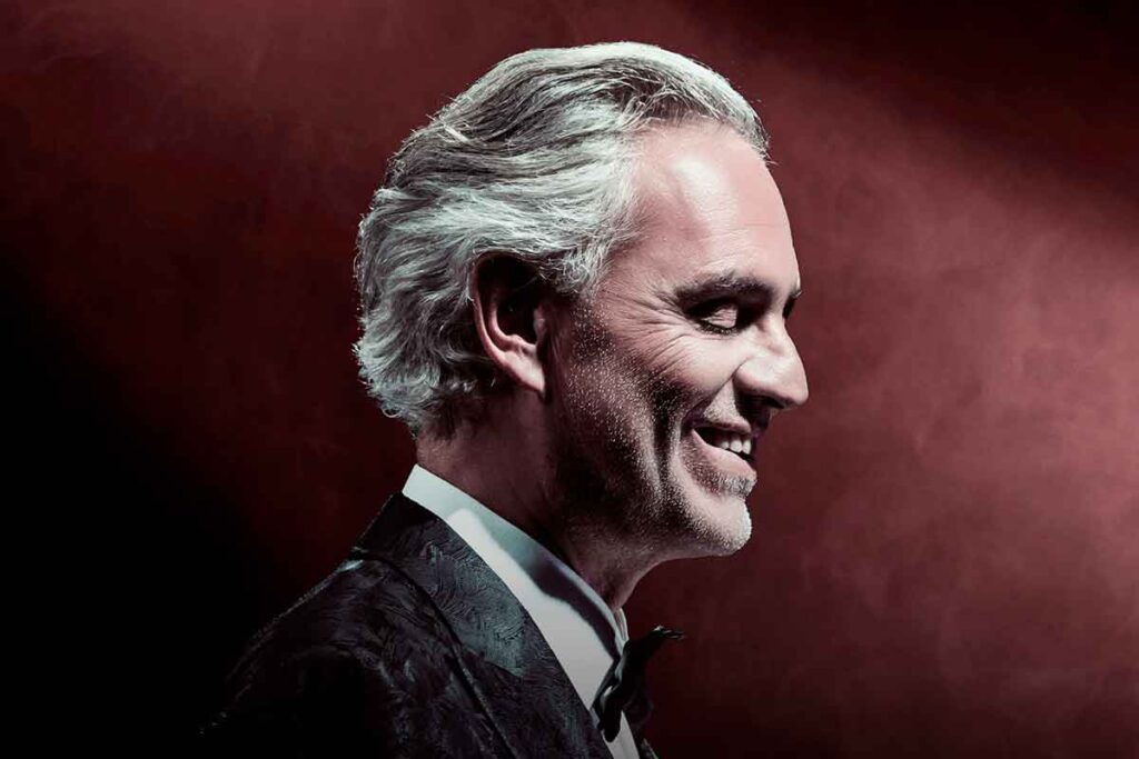 Andrea bocelli celebra 30 años en la música con el lanzamiento de su álbum duets Andrea bocelli, cantante de ópera italiano.