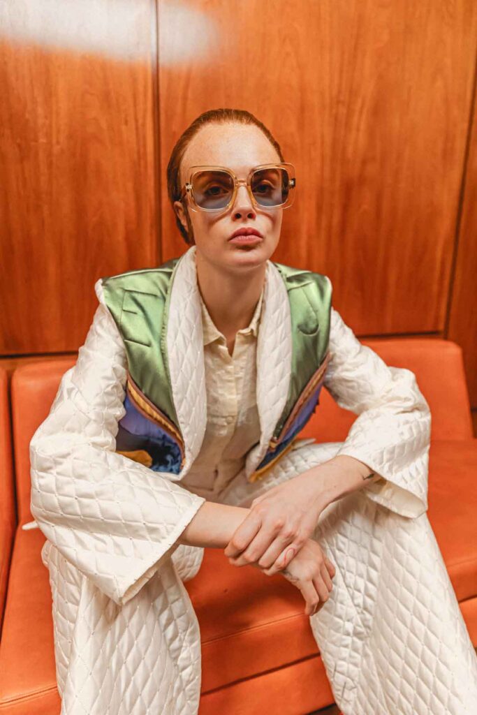 Cara delevingne se convierte en elton john: el video navideño que todos están viendo Cara delevingne se convierte en elton john: el video navideño que todos están viendo