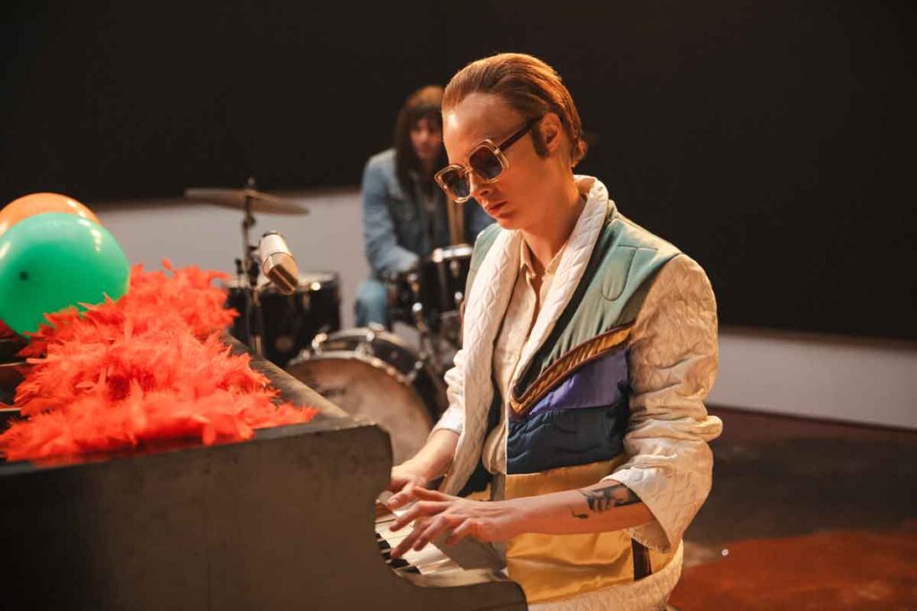 Cara delevingne se convierte en elton john: el video navideño que todos están viendo Cara delevingne se convierte en elton john: el video navideño que todos están viendo