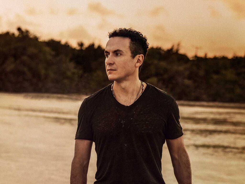 Fonseca celebra 20 años de carrera con un libro sobre sus canciones e historias