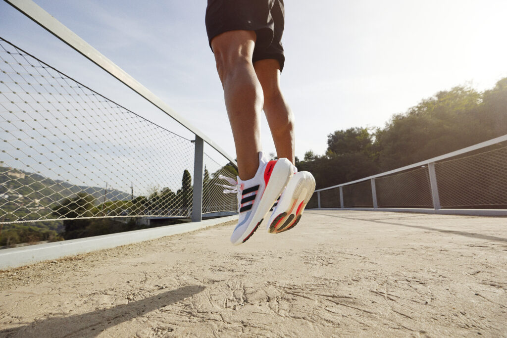 Así son los nuevos adidas ultraboost light, los tenis para running con 30% de boost más ligeros