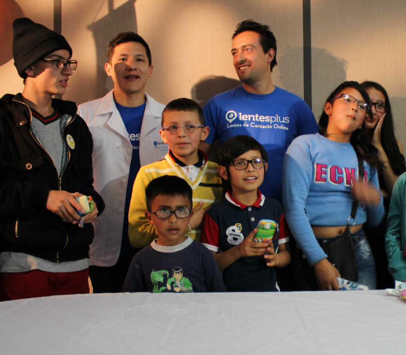 Felipe Arango y una de las niñas beneficiadas con la entrega de los lentes.
