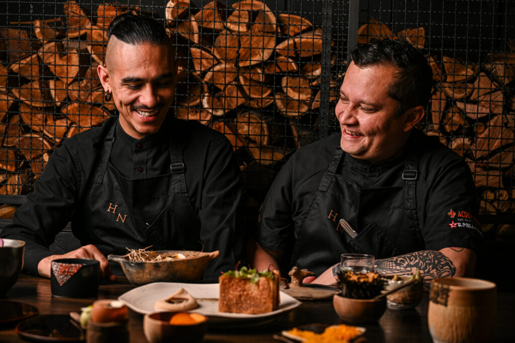 Cinco colombianos entre los 50 mejores restaurantes de latinoamérica Bartender y chef del restaurante humo negro.