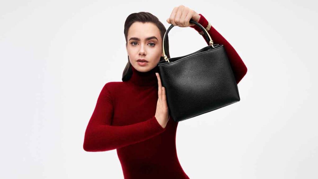 La pantera y lily collins marcan la elegancia en un bolso atemporal de cartier Lily collins con cartier.
