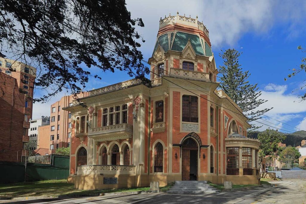 Celebre los 200 años del museo nacional con una exposición de historia, fotografía y moda Villa adelaida bogotá museo nacional