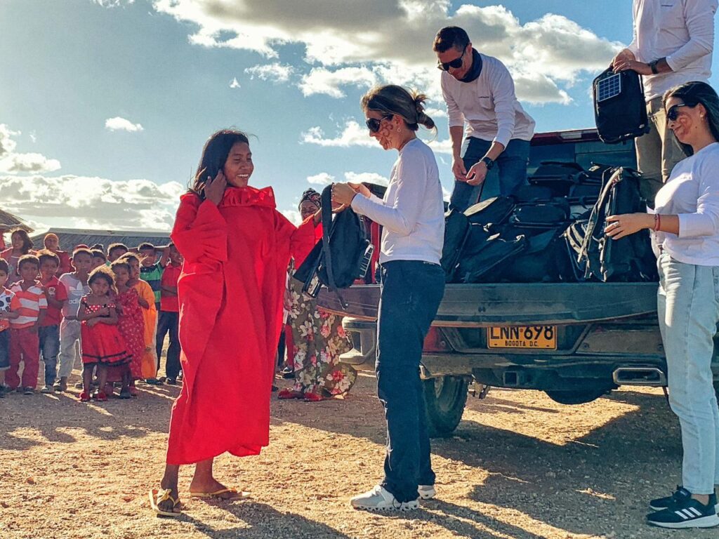 Los niños de la guajira que cargan con "el sol" en sus maletas