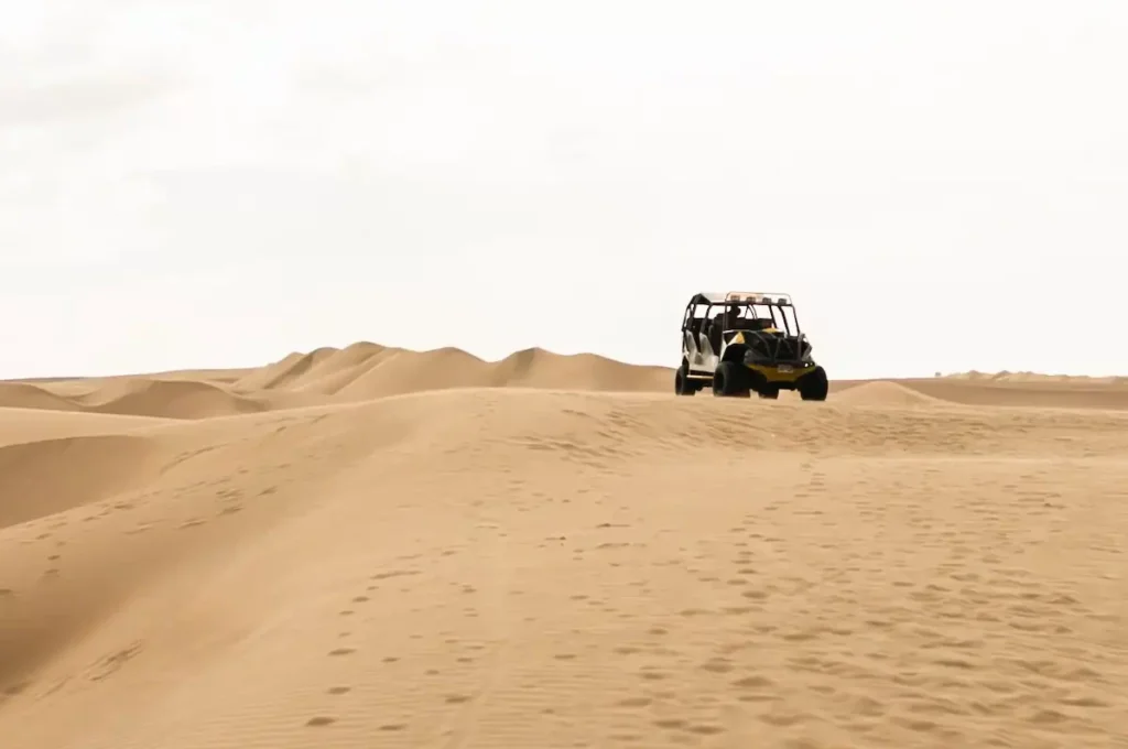 10 experiencias inolvidables de airbnb para reservar por todo el mundo Desierto de la huacachina, perú