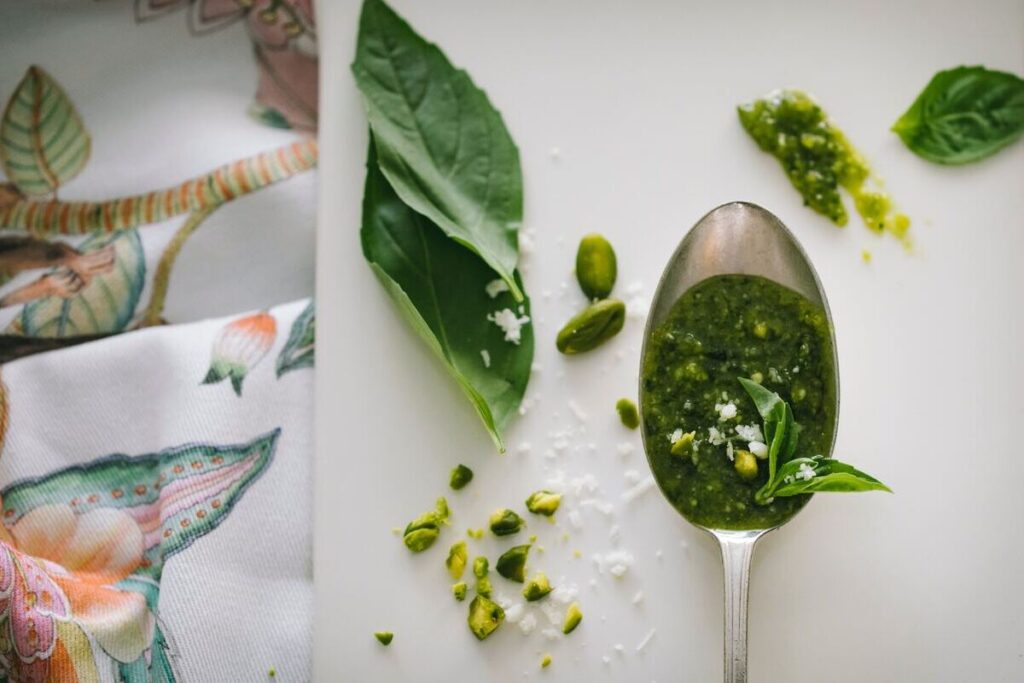 Aprenda a hacer pesto en su casa de tres maneras distintas Pesto tomate seco