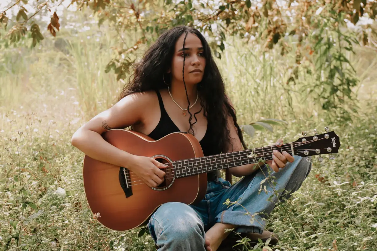 Conozca a Mayra Sánchez, la cantautora colombo-cubana que le canta al deseo entre mujeres