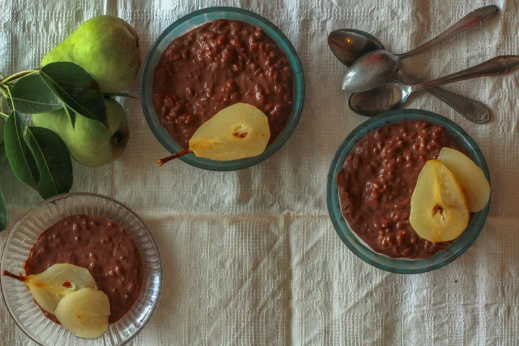 Receta de arroz con leche de chocolate y peras escalfadas