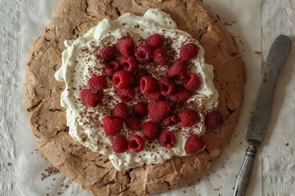Celebre el día del chocolate con esta pavlova con frambuesas Pavlova de chocolate