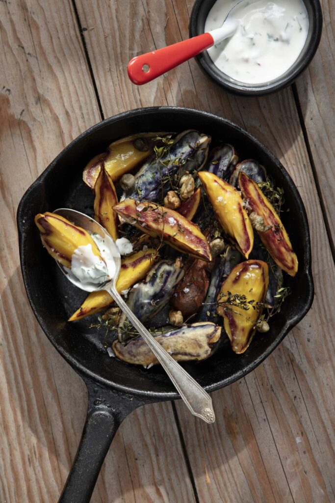 Papas nativas con hierbas y suero costeño