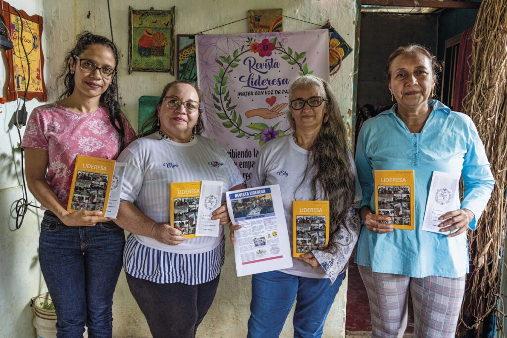 Las mujeres que hacen revistas para sanar heridas de la guerra con palabras en arauca Foto de camilo medina