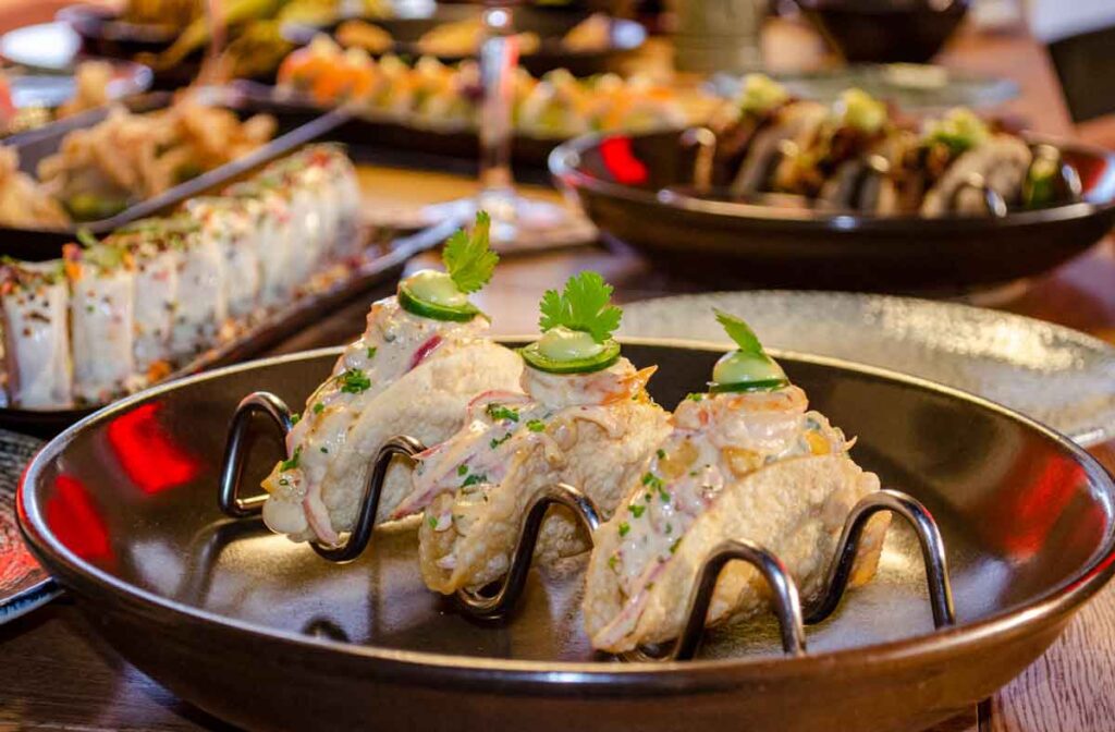 Kinjo: el restaurante de cocina asiática que sorprende en pleno prado veraniego Un plato recomendado en kinjo son los tacos nikei.
