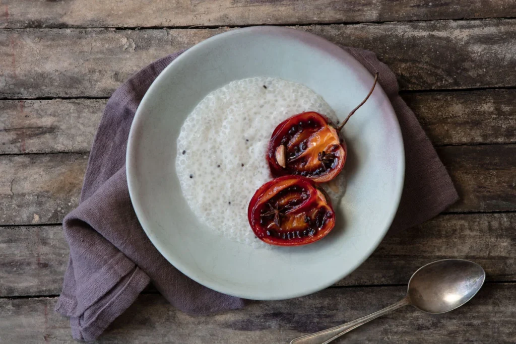 Pudín de tapioca con leche de coco y tomate de árbol