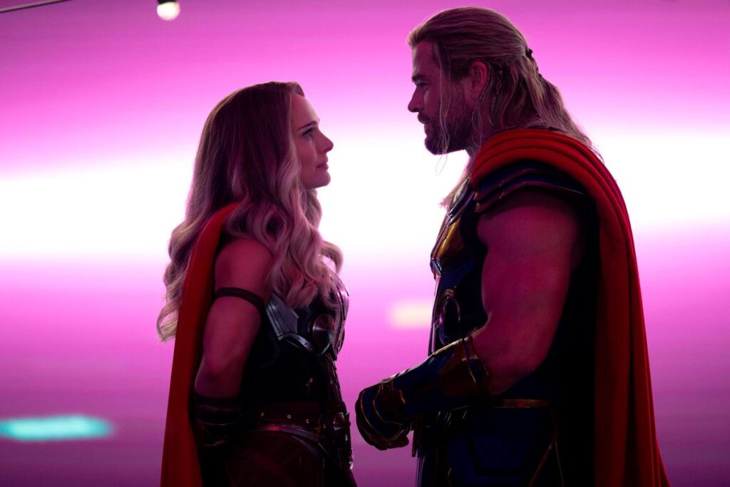 Natalie portman le quita el martillo de guerra de thor a chris hemsworth Chris hemsworth