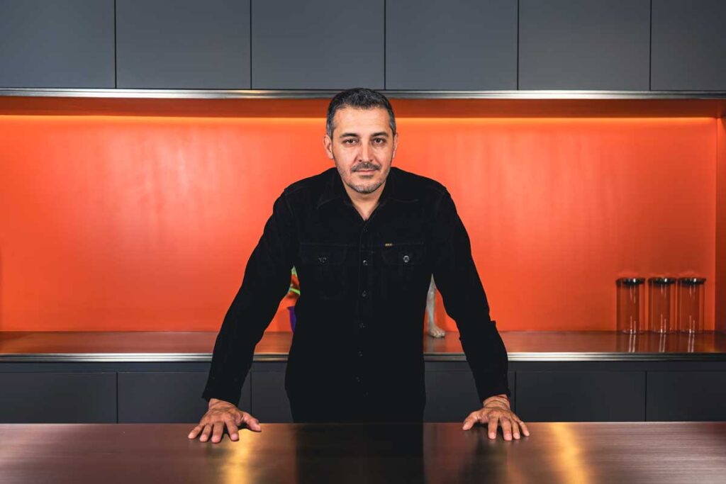 Iván alarcón: el colombiano detrás del manejo financiero de karol g, j balvin y bad bunny Iván alarcón vibras las karol g