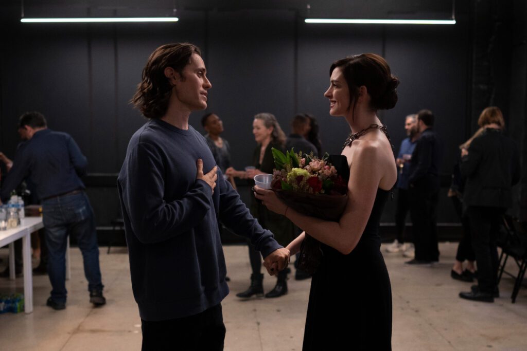 Anne hathaway y jared leto narran la historia detrás del imperio del coworking Wecrashed apple tv+