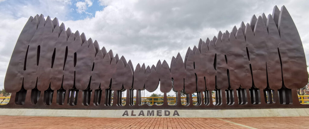 12 destinos dentro de Bogotá para turistear con la familia y los amigos Monumento Ciprés, Bogotá para turistear