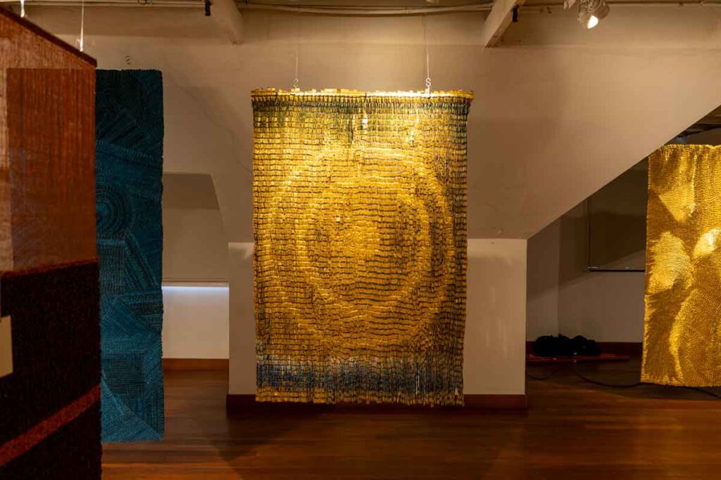 Fondation cartier celebra la audacia artística de la colombiana olga de amaral Artista colombiana olga de amaral
