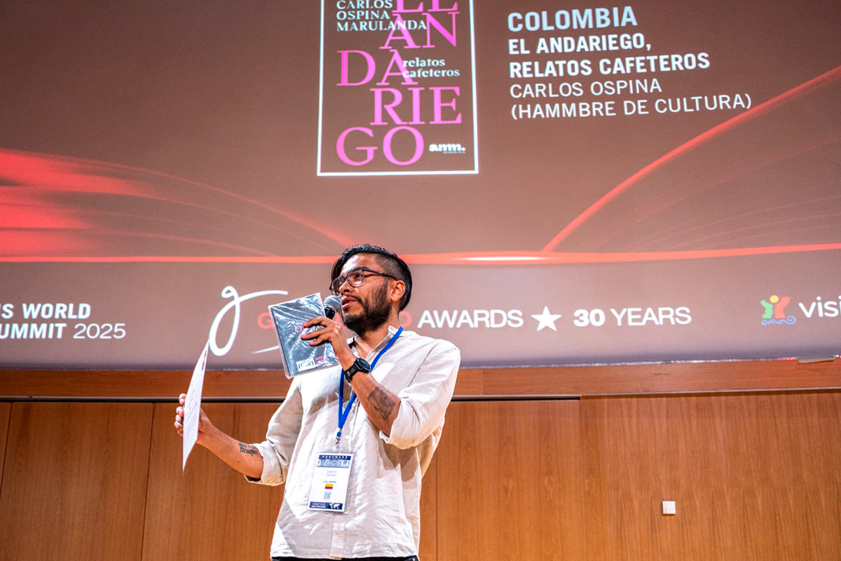 Carlos Ospina, el colombiano premiado por escribir el mejor libro de café del mundo