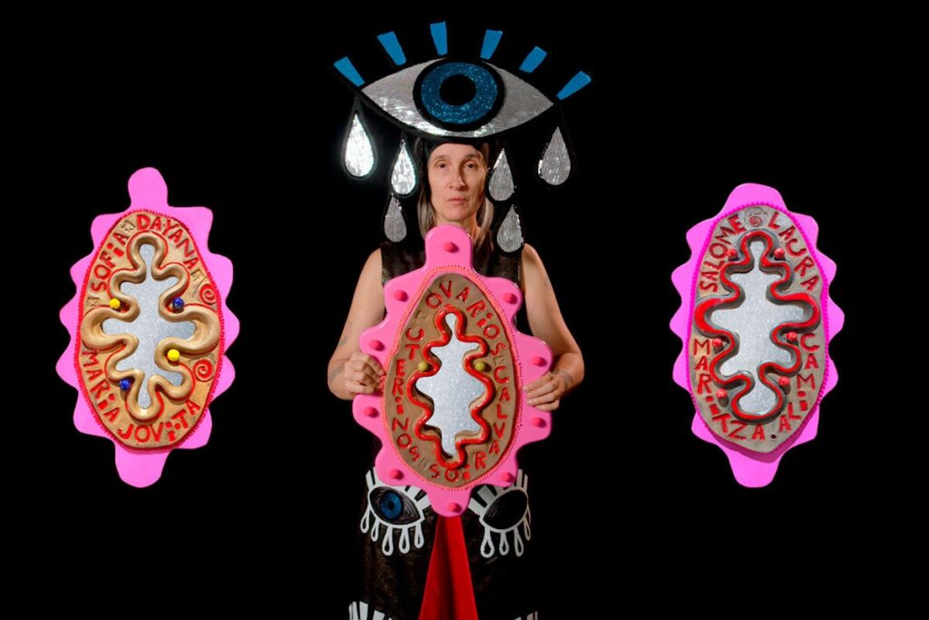 Ovarios calvarios, una instalación de aterciopelados contra la violencia femenina Ovarios