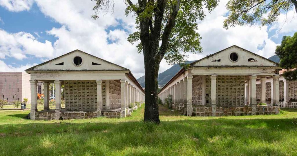 La artista beatriz gonzález recibe importante premio internacional por su obra 'auras anónimas'