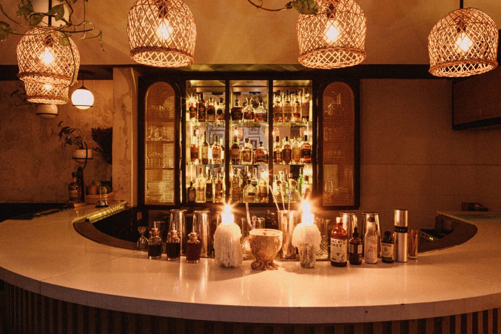 Bar continental: cinco años del templo del ron y la salsa en bogotá Bar continental