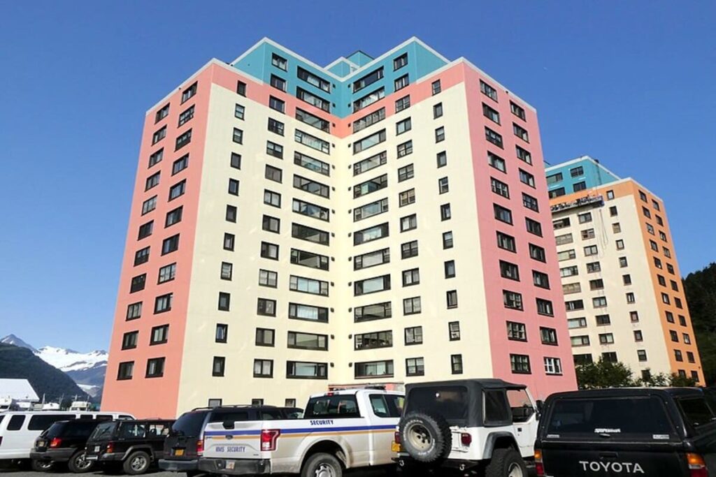 Un pueblo entero que vive en un edificio y otros lugares inexplicables del mundo