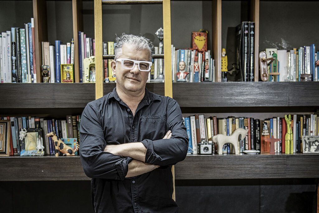 El periodista karl troller nos abrió las puertas de su biblioteca Karl troller