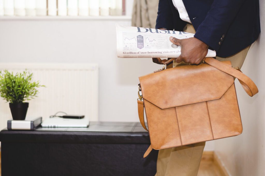 5 tipos bolsos para hombres y algunos consejos para saber cómo usarlos Adeolu eletu on unsplash