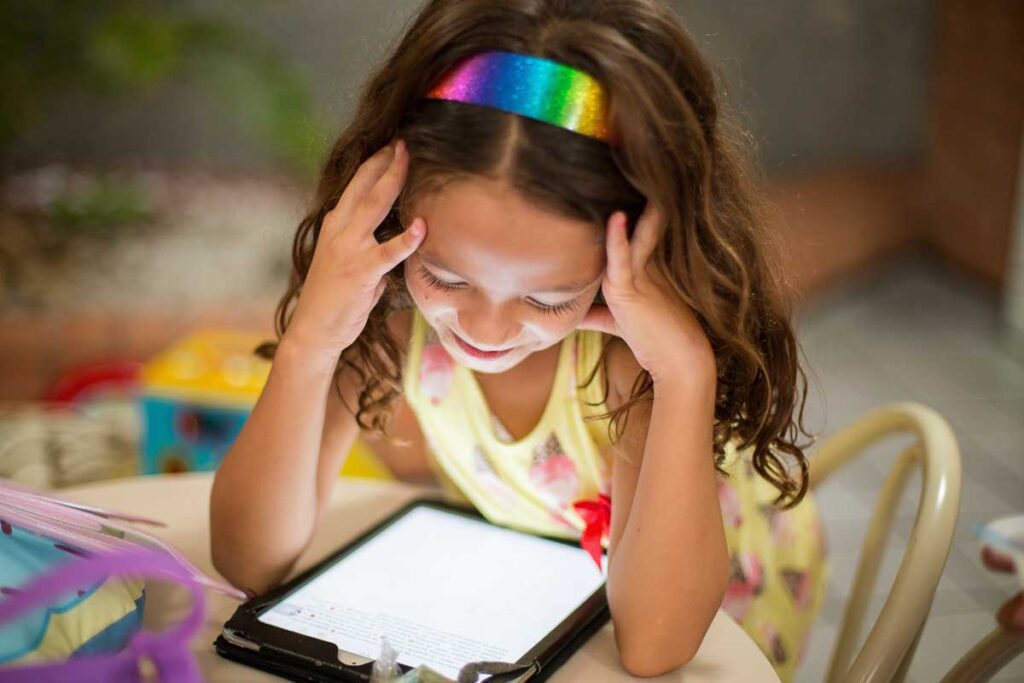 Niños y celulares: una peligrosa combinación para la salud infantil Niños y celulares
