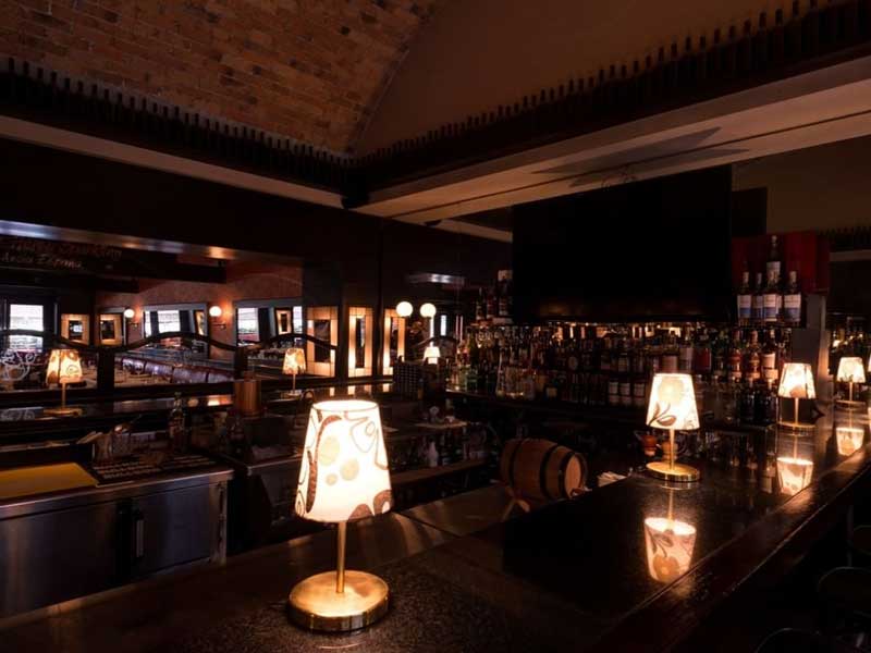 Tomar cocteles en la brasserie