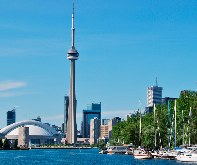 La Plaza Nathan Phillips es el lugar ideal para patinar en invierno. Los tres arcos se conocen como Arcos de la Libertad.