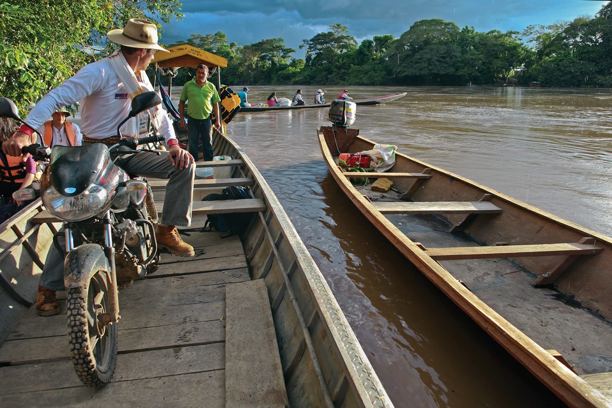 Para llegar a caño cristales debe cruzar el río guayabero y hacer una corta caminata en medio de la naturaleza. Foto: santiago harker.