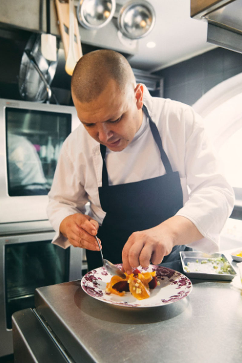 Citas, clases de yoga, coctelería y otros planes virtuales con Airbnb Marc Favier, planes airbnb