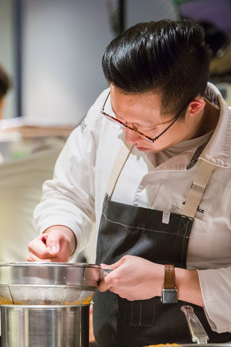 Citas, clases de yoga, coctelería y otros planes virtuales con Airbnb Jun Lee, planes airbnb