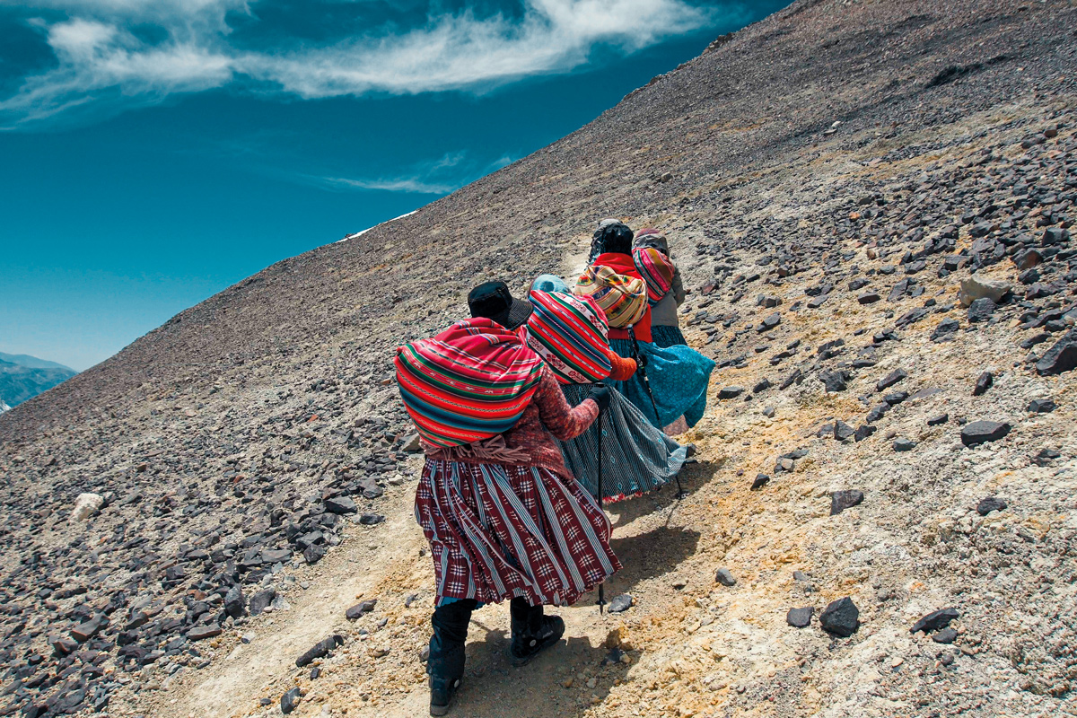 Las cholitas escaladoras: una historia de tenacidad y ternura en la cima Cholitas