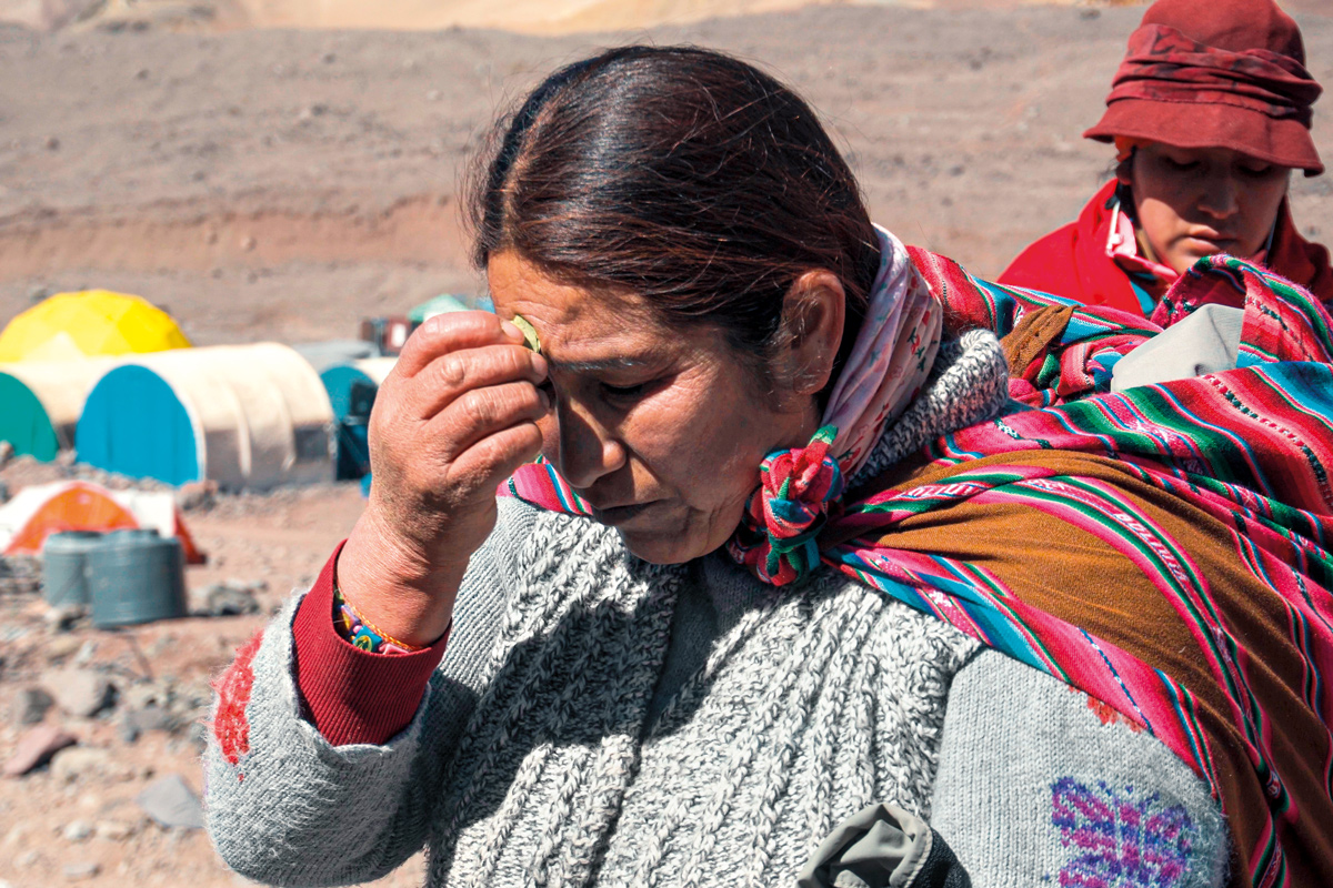 Las cholitas escaladoras: una historia de tenacidad y ternura en la cima Cholitas