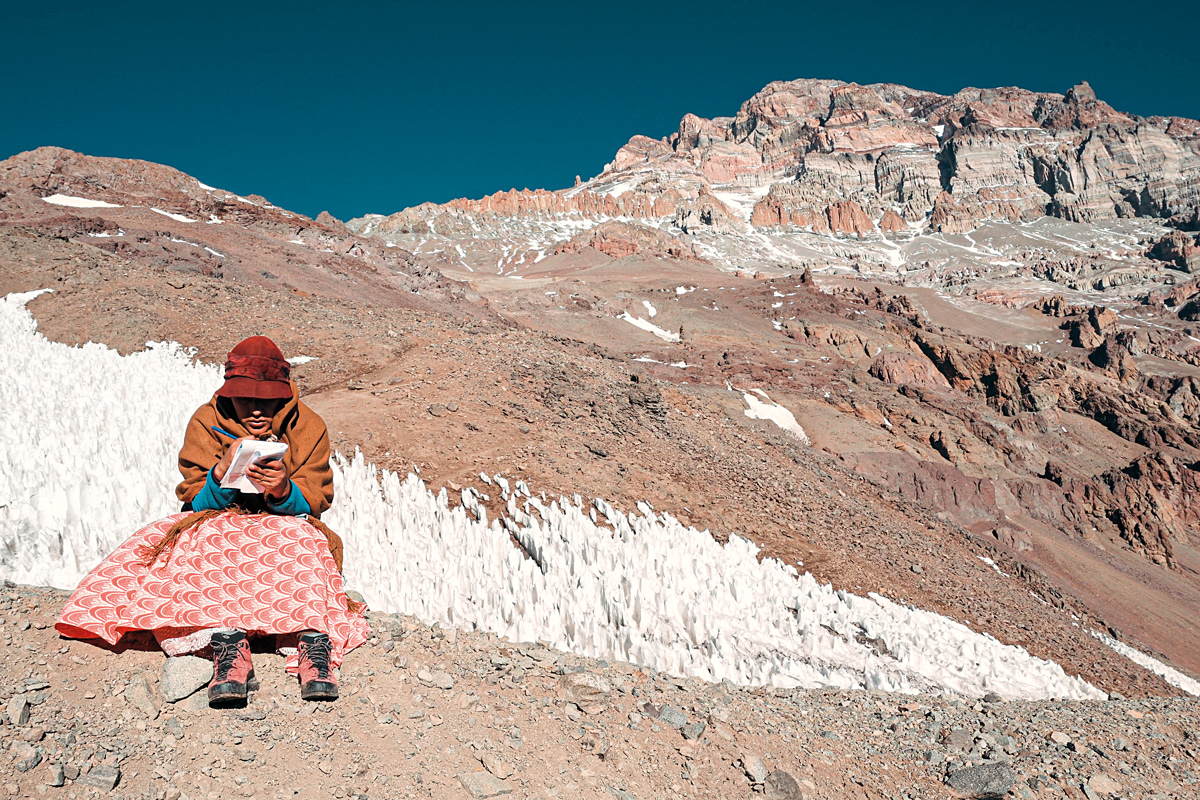Las cholitas escaladoras: una historia de tenacidad y ternura en la cima Cholitas
