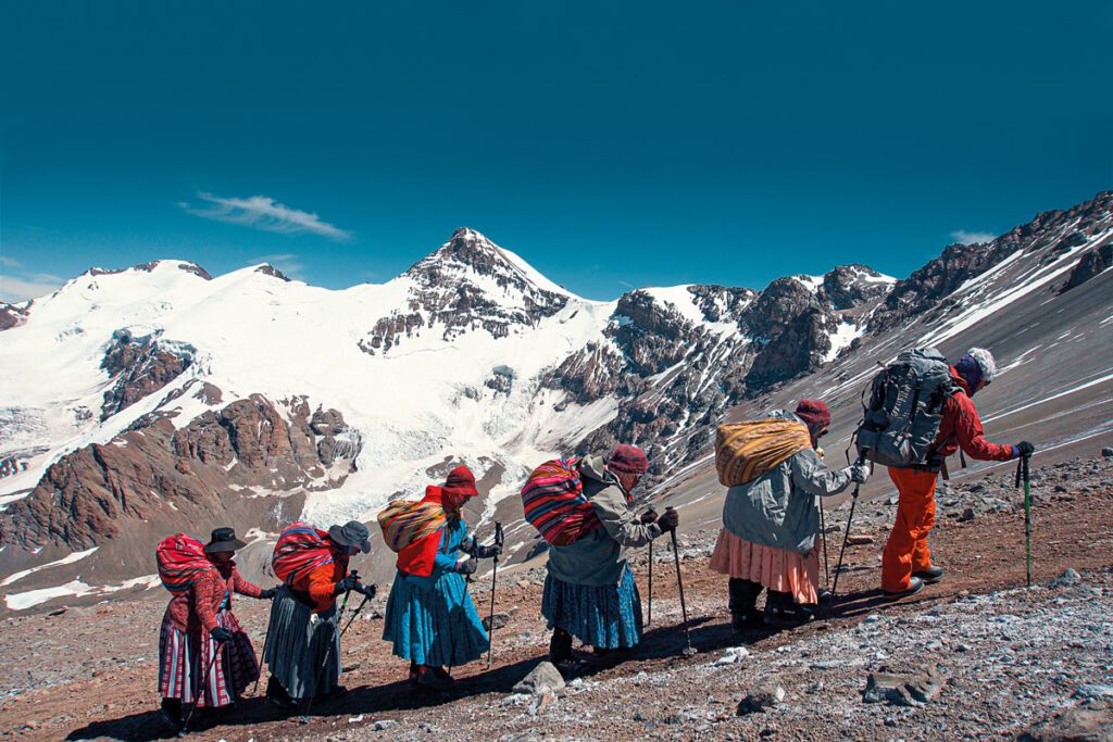 Las cholitas escaladoras: una historia de tenacidad y ternura en la cima Cholitas