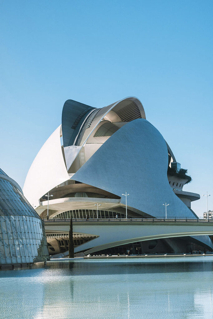El Palacio de las Artes es un centro de conciertos que acaba de abrir sus puertas luego de cuatro años de restauración / Daniel Guti (pexels).