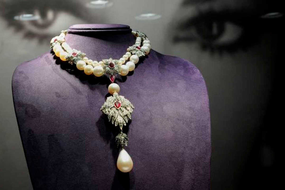 Un plato de papel de 22 mil dólares y otros 4 objetos de famosos subastados por millones