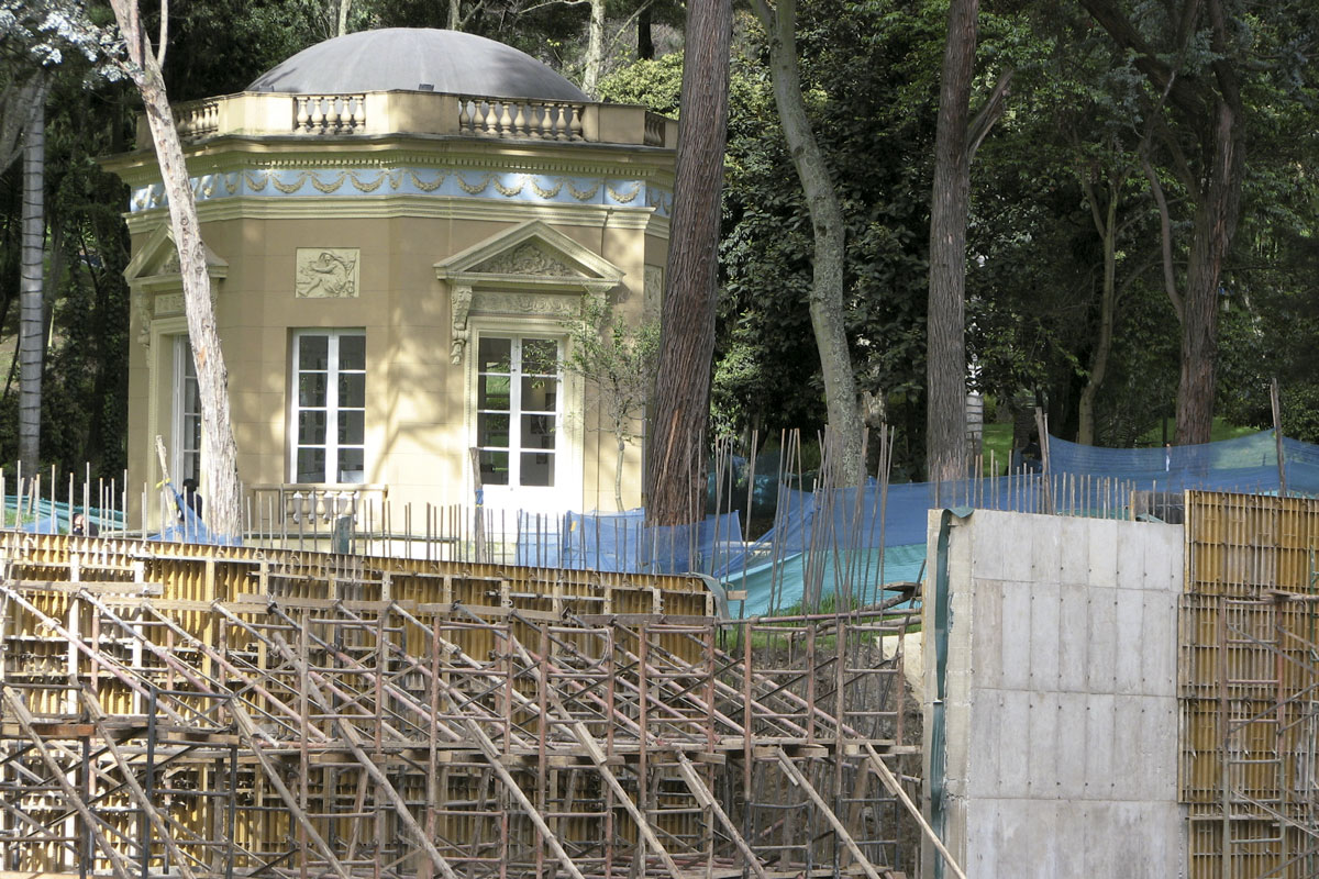 Visual del Parque de la Independencia obstruida por la obra de la fase III. Bogotá. Foto Esfera Pública.