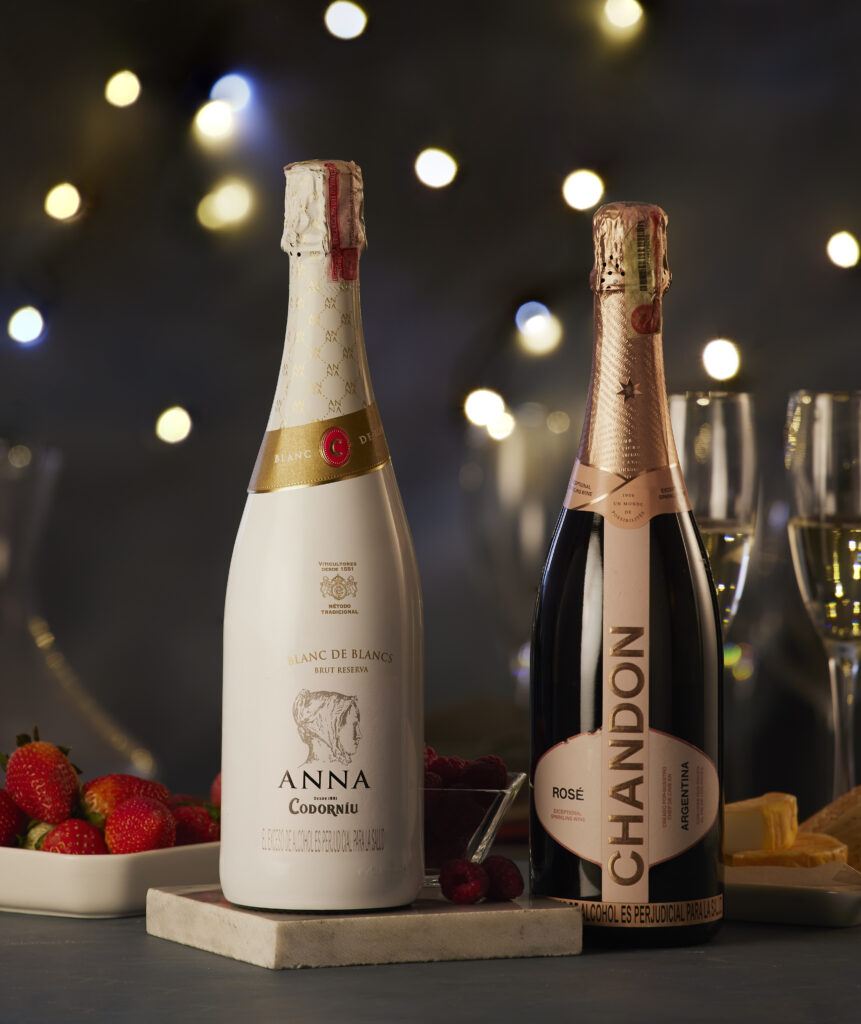 Mundo de burbujas: champagne y espumosos para celebrar en casa Contraste dorado chandon y codorniu