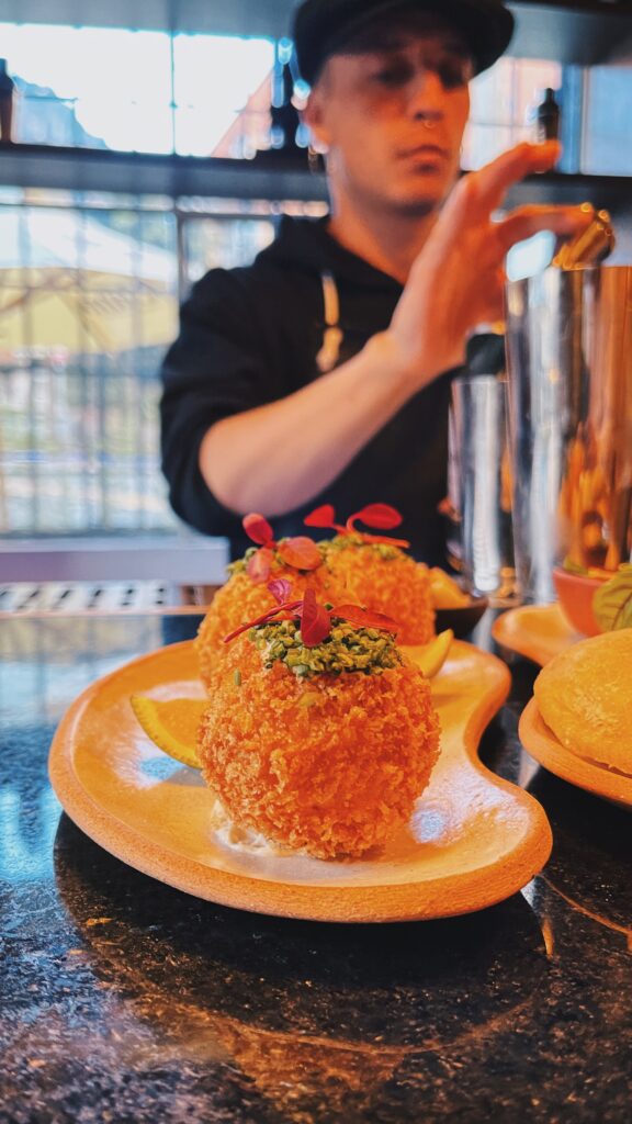 Caña, la casa negra de chapinero, para tomar buen aguardiente y otros destilados de caña