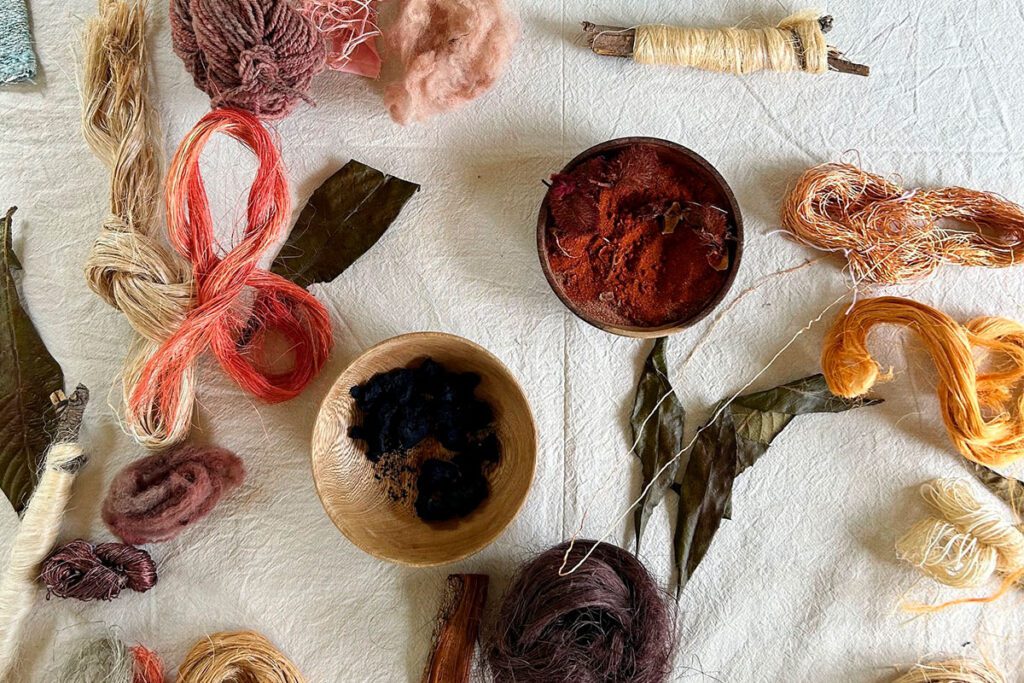 Cúrcuma, el laboratorio de color que celebra las tradiciones textiles de colombia Cúrcuma