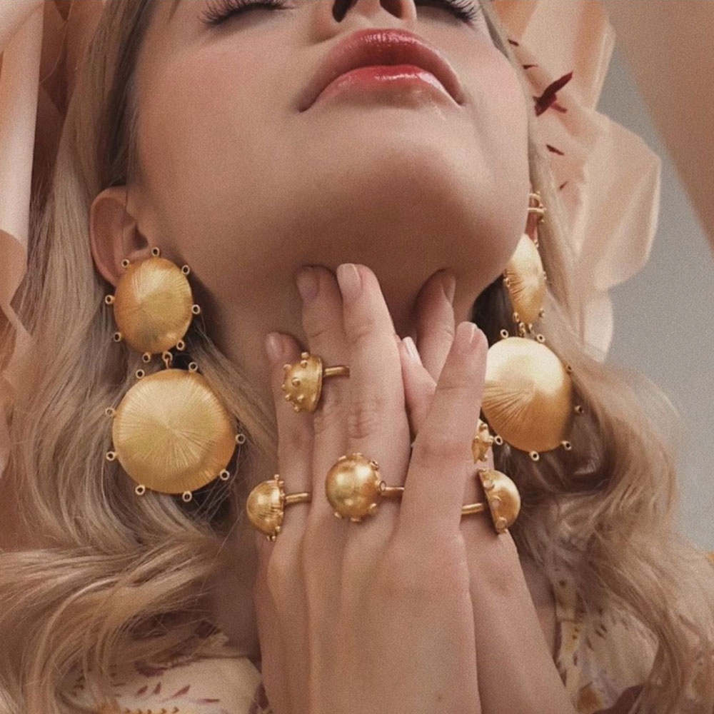 El empoderamiento femenino de daniela salcedo Joyas de oro