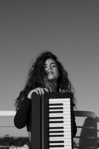 Ella, la sobrina de fanny lu, incursiona en la música con ‘vertigo’