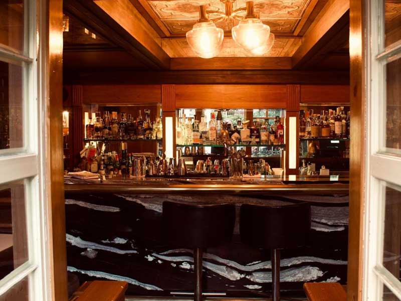 Tomar cocteles, bar enano